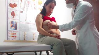 En gynekolog sätter en falsk kuk i munnen, finger i röven, och han knullar patienten!