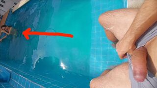 Jag knullade min styvsyster i poolen, hon blev chockad över min hård-ass dick