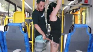 Gammal kille gnuggar det och slår det på brunen på bussen tills det är över