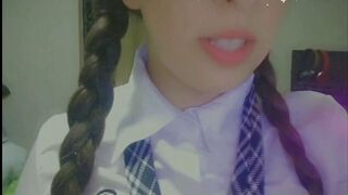 Hot schoolgirl blyg försök att först onanera via webbkamera