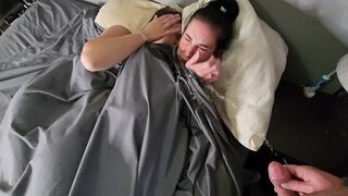 Hon pissar på två små svarthåriga flickor i sängen och de kysser i sina våta byxor