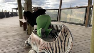 Efter att ha besökt en vild zoo, knullade han den storbröstade asiatiska tjejen och kom in i hennes fitta