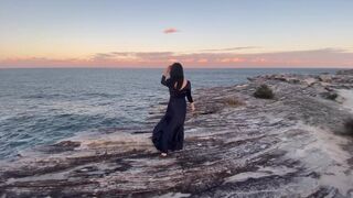 I vågorna av havet, på klippan, knullade han den stora ass tonårsasiatiska whore