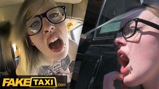 Tattoed British Alt-Model i glasögon som är hårda i falsk taxibil