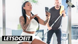 Het Latina MILF Mariana Martix Hård knullad av assistenten på LetsDoelt Channel