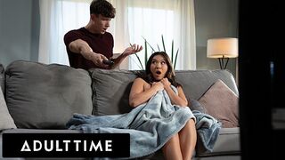 Adult Times spännande äventyr - Kimmy Kimm onanerar, men hon kan inte motstå jätte kuk