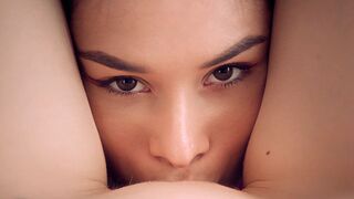 Heta lesbiska ögonblick på Wow Girls Channel - slicka två heta tjejer fitta