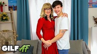 Mature Ella Black öppnar sig bred till sin styvson på Nookies Channel