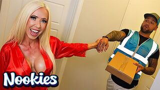 Mandy Monroe specialkorvleverans och hot fuck på Nookies Channel