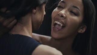 Ebony Vampire Mistrress Lia Lin förför en latinsk storbröstad tonårsflicka i spelet Vampire hardcore femdom