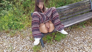NemiBDesire - Italiensk tjej som onanerar på bänken
