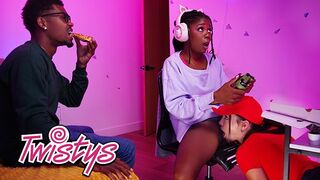 Twistys stjärnor, Hazel Grace och Rissa Mays heta lesbiska äventyr med stora tuttar och fitta slickar