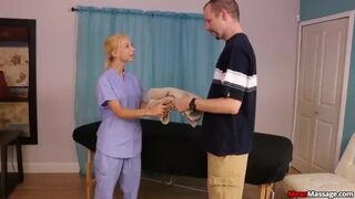 Blonde tonåring erbjuder sin klient en grov lycklig slut på Nookik