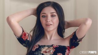 Teenage Luna älskar att slicka bollar och suga innan du rider på Cherry Pimps Studios
