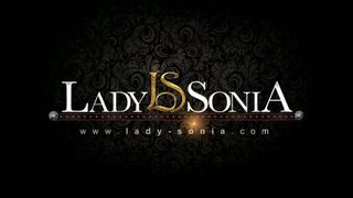 Lady Sonia visar förförelsen av den brittiska MILF i en ung flickas dressingscen
