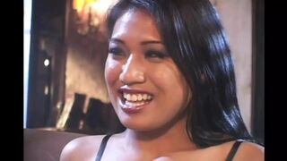 Audrey Hollander och Lyla Leis intensiva analscen med asiatiska flickor