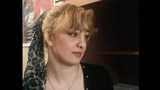 Blond stora bröstade flickor suger hårig fitta med en stor kuk i retro scenen
