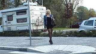 Blond milf med stora tuttar i svarta strumpor hårt knullade