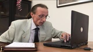 Sekreterare Slutty MILF suger sin smutsiga chef
