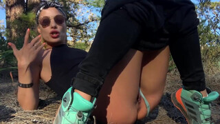 LaraJuicy - Sexig vandringsflicka som onanerar