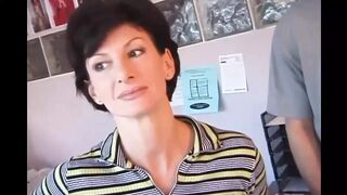 Sharon Mitchell suger sin kuk som en fru och anal Mark Wood i vintage stil