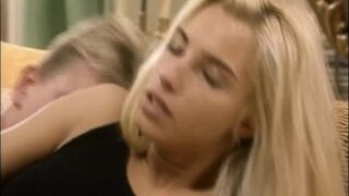 Timea Margot får en stor kuk i det första avsnittet av retro Lover's Lane