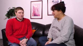 Rödhåriga milf suger sin kuk med stora tuttar och låter dem knulla honom hårt