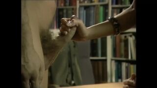 Dominatrix sitter på hennes ansikte knyter slavens röv när hon knullar henne