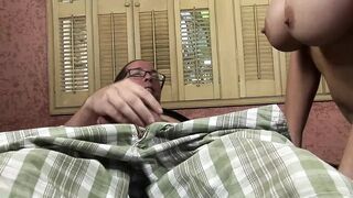 Blond MILF Kasey Grant suger stora tuttar och får en smak