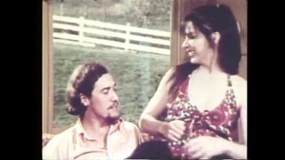 John Holmes slickar flickans våta fitta i retro porr