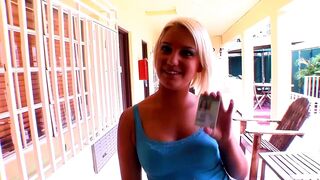 Mickenzie Moore suger och rider tjock svans som en blond college tjej