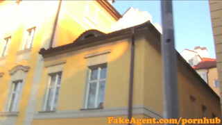 FakeAgent - raven den sexiga milf skrikande cum