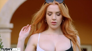 TUSHY - Scarlett Jones ber om smisk