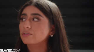 SLAYED Violet Myers visar upp sina enorma bröst