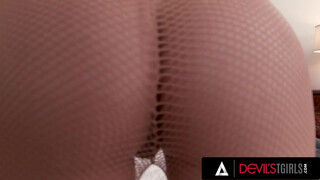 Hot-fucking blonde trans Emma Rose i tights får sin röv
