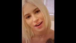 Kiara Cole firar det nya året med att lära sig smeka sin styvbrors kuk