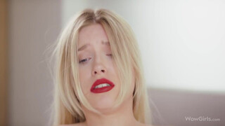 WOWGIRLS - Den vackra blonda flickan Freya Mayer föreställer sig att få sin fitta hårt knullad