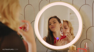 ULTRAFILMS - De vackra modellerna Kelly Collins och Leona Mia har sex på morgonen
