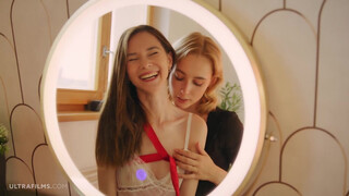 ULTRAFILMS - De vackra modellerna Kelly Collins och Leona Mia har sex på morgonen