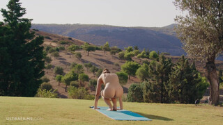 ULTRAFILMS - Den fantastiska flickan Alissa Foxy gör yoga utomhus helt naken