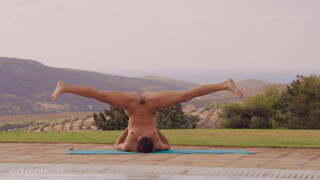 ULTRAFILMS - Den fantastiska flickan Alissa Foxy gör yoga utomhus helt naken