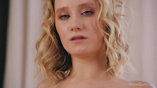 WOWGIRLS - Mycket kåt blond tjej Lily Blossom vill verkligen knulla