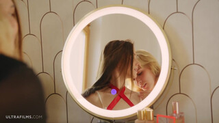 ULTRAFILMS - Två underbara flickor, Leona Mia och Kelly Collins på morgonen sex