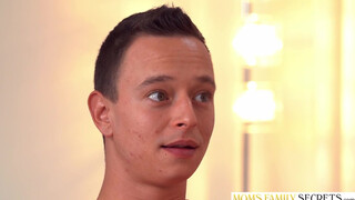 Storbröstade milf Aubrey Black kan inte motstå lusten att ha sex med en stor, ung kille