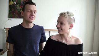 De gillar att hyra sig för att knulla - hemma amatörklipp
