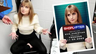 Evie blir upptagen med barnvagnen för shopping och ifrågasätts
