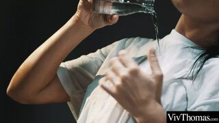 Vackert brunt hår som hälsar varandra varmt och 69-