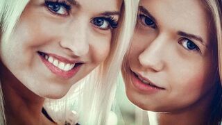 Heta lesbiska kramar av mogna blondiner med Lena Love och Violette Pink