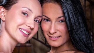 Lexi Dona tröstar sin vän Nataly Vont