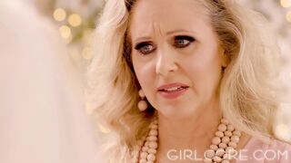 Stepmother Julia Ann vill bekänna sina känslor inför sin dotters bröllop